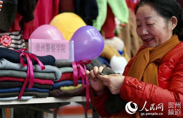 ”爱心妈妈“为孩子们编织毛衣。